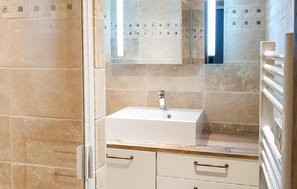 A bathroom with a white sink, a mirror, and a towel rack. - 2 bedroom cozy home in Roquebrun (Roquebrun)