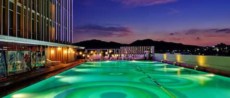 Una piscina al aire libre