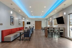 Free daily self-serve breakfast - Comfort Suites Dry Ridge (Dry Ridge)