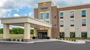 A Comfort Suites hotel with a covered entrance, multiple windows, and a parking lot. - Comfort Suites Dry Ridge (Dry Ridge)