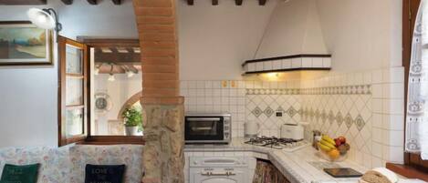 Geladeira, micro-ondas, fogão, lava-louças