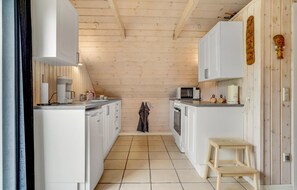 Kühlschrank, Herdplatte, Wasserkocher mit Kaffee-/Teezubehör