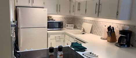 Jääkaappi, mikroaaltouuni, uuni, liesi