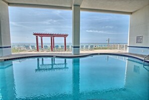 Een binnenzwembad, een buitenzwembad