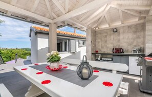 تناول الطعام بالخارج