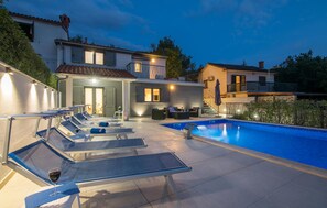 حمّام سباحة مُدفَّأ