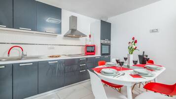 Fridge, stovetop, dishwasher, coffee/tea maker