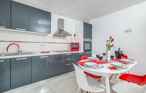 ثلاجة، موقد طهي مسطح، غسالة أطباق، ماكينة لصنع القهوة/الشاي