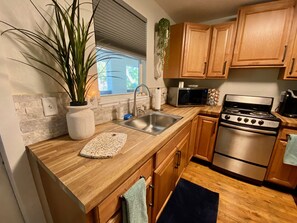 Frigorifero, microonde, forno, piano cottura