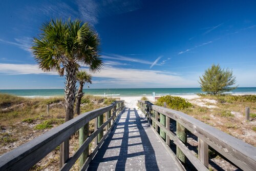 Sunset views and short walk to the Gulf beach and intercoastal - Pet Friendly!