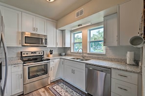 Fridge, microwave, stovetop, dishwasher - Walk to Dtwn: Winter Garden Home w/ Patio (Winter Garden)