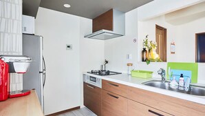 A modern kitchen with a dishwasher, stove, and sink. - FC House Shibuya No.1 (Tokyo)