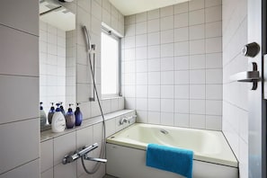 Huis (FC, Shibuya, No.1) | Badkamer | Een aparte badkuip en douche, een haardroger, een bidet, handdoeken