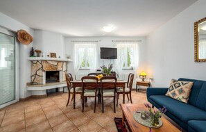 Télévision, cheminée, table de tennis de table