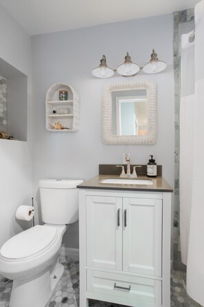 Badewanne, Haartrockner, Handtücher, Toilettenpapier