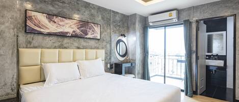 Kamar Double Deluks | Brankas, didekorasi berbeda-beda, meja kerja, dan tirai kedap cahaya