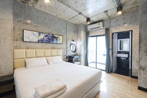 Standaard tweepersoonskamer | Een kluis op de kamer, individueel gedecoreerd, een bureau