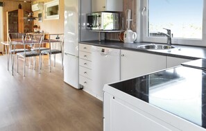 ثلاجة، موقد طهي مسطح، غسالة أطباق، ماكينة لصنع القهوة/الشاي