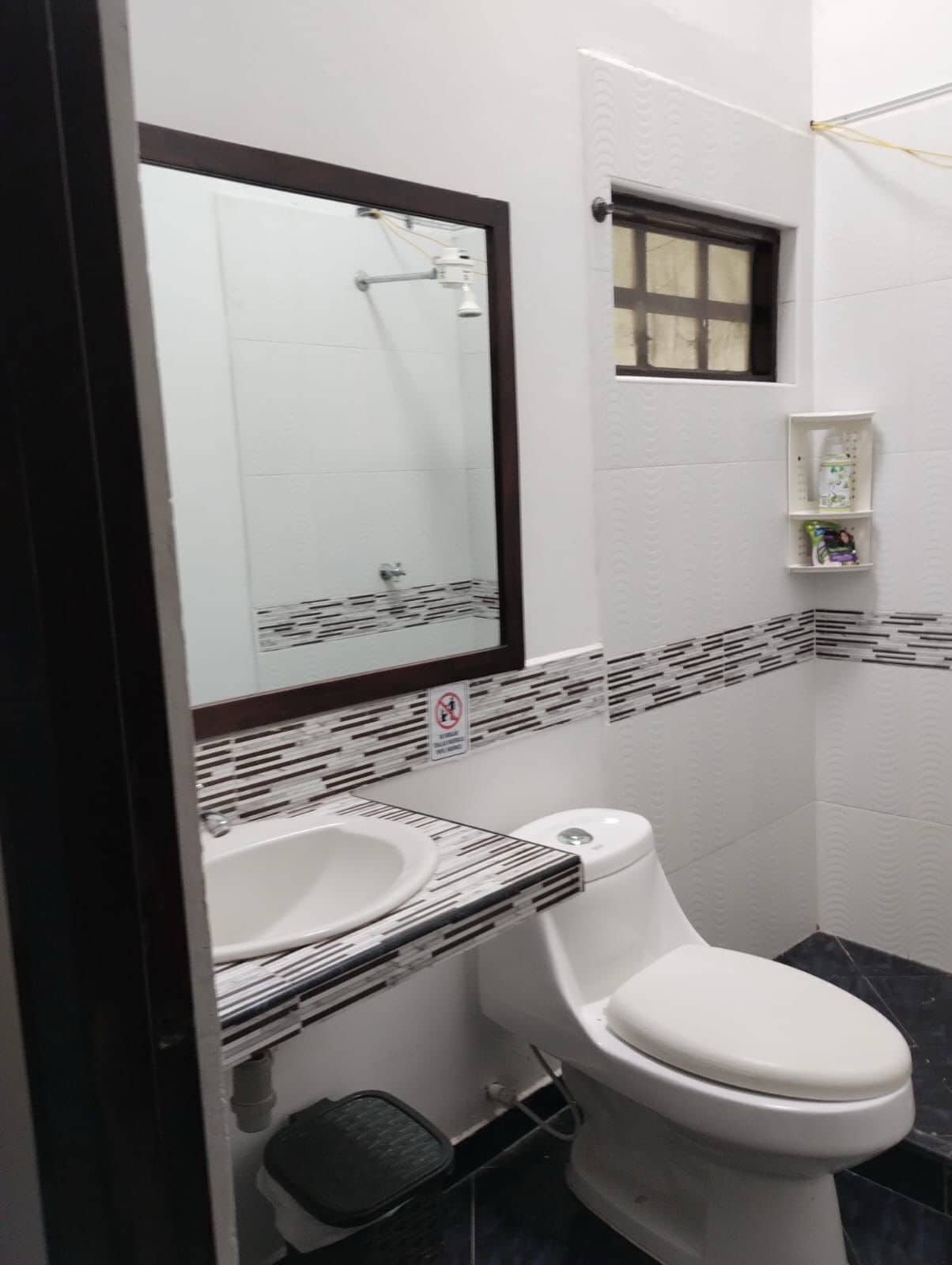 Habitación cuádruple familiar | Baño | Ducha, toallas, jabón y papel higiénico