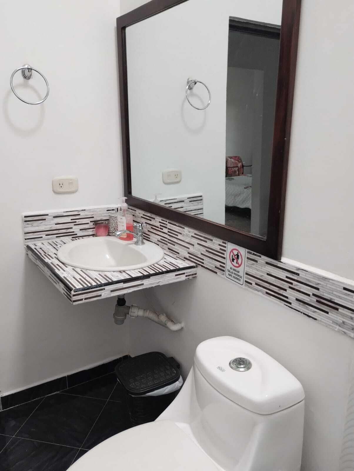 Habitación cuádruple familiar | Baño | Ducha, toallas, jabón y papel higiénico