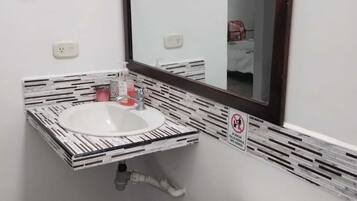 Habitación cuádruple familiar | Baño | Ducha, toallas, jabón y papel higiénico