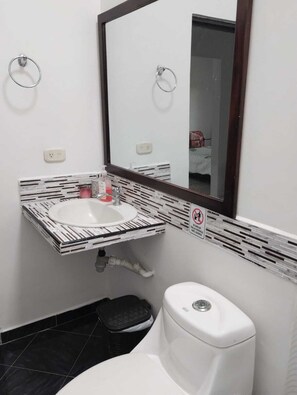 Phòng 4 dành cho gia đình | Phòng tắm | Buồng tắm vòi sen, khăn tắm, xà phòng, giấy vệ sinh