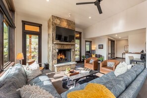 Smart TV, chimenea, videojuegos y tenis de mesa 