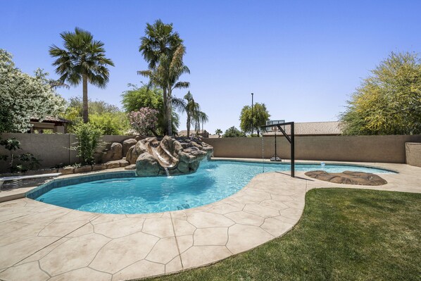 Outdoor pool, a heated pool - Amazing pool, arcade game and basktball game loft, pool table, 5 bedrooms (Gilbert)