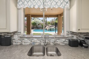 Interior - Amazing pool, arcade game and basktball game loft, pool table, 5 bedrooms (Gilbert)