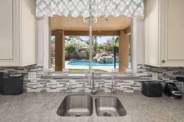 Interior - Amazing pool, arcade game and basktball game loft, pool table, 5 bedrooms (Gilbert)