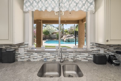Amazing pool, arcade game and basktball game loft, pool table, 5 bedrooms
