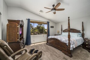 5 bedrooms, desk, iron/ironing board, travel crib - Amazing pool, arcade game and basktball game loft, pool table, 5 bedrooms (Gilbert)