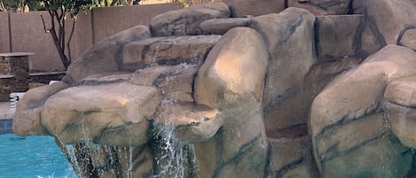 Utomhuspool och uppvärmd pool