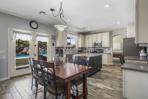 Dining - Amazing pool, arcade game and basktball game loft, pool table, 5 bedrooms (Gilbert)