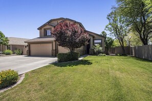 Exterior - Amazing pool, arcade game and basktball game loft, pool table, 5 bedrooms (Gilbert)