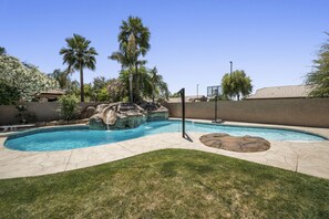 Outdoor pool, a heated pool - Amazing pool, arcade game and basktball game loft, pool table, 5 bedrooms (Gilbert)