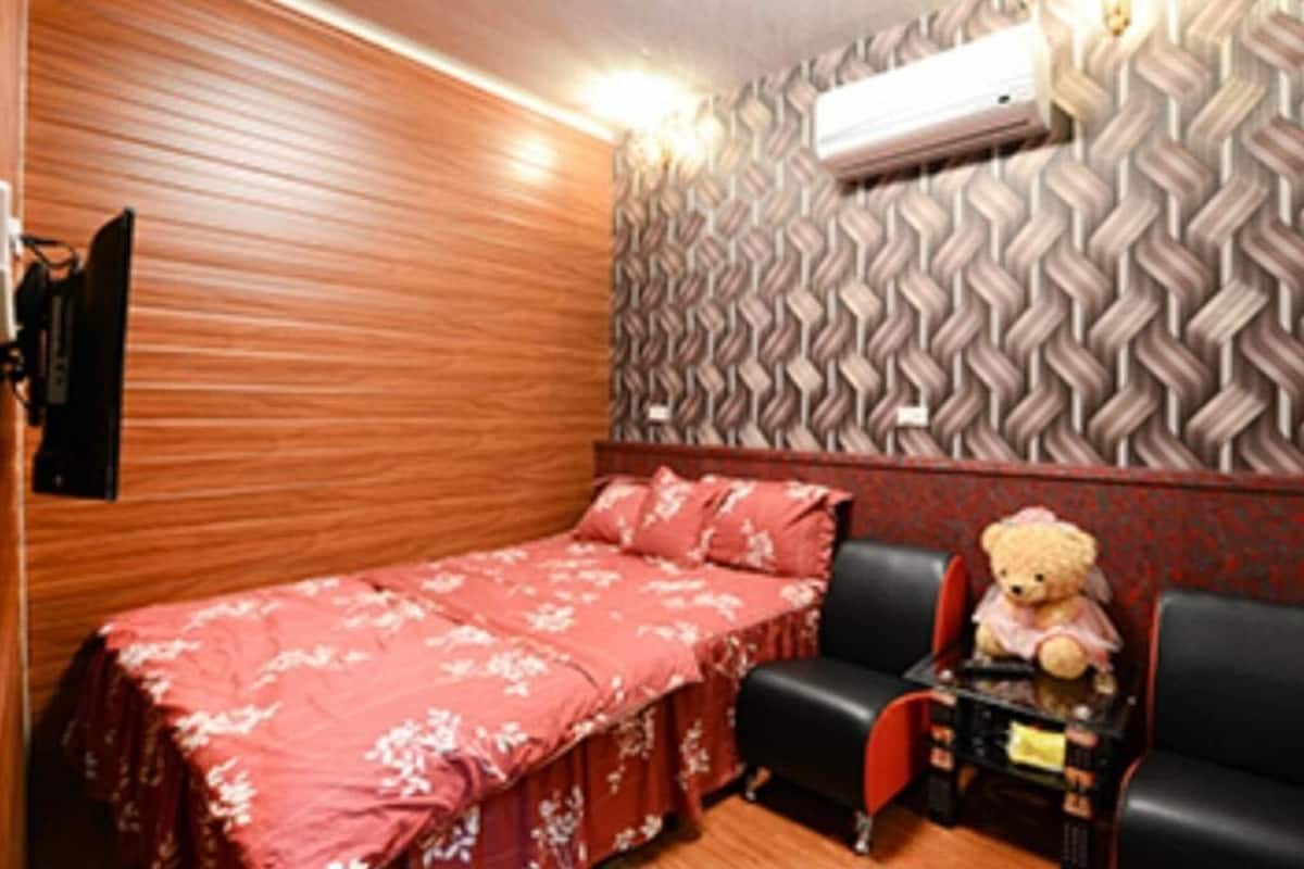 Habitación doble estándar | Escritorio, cortinas blackout, wifi gratis y ropa de cama