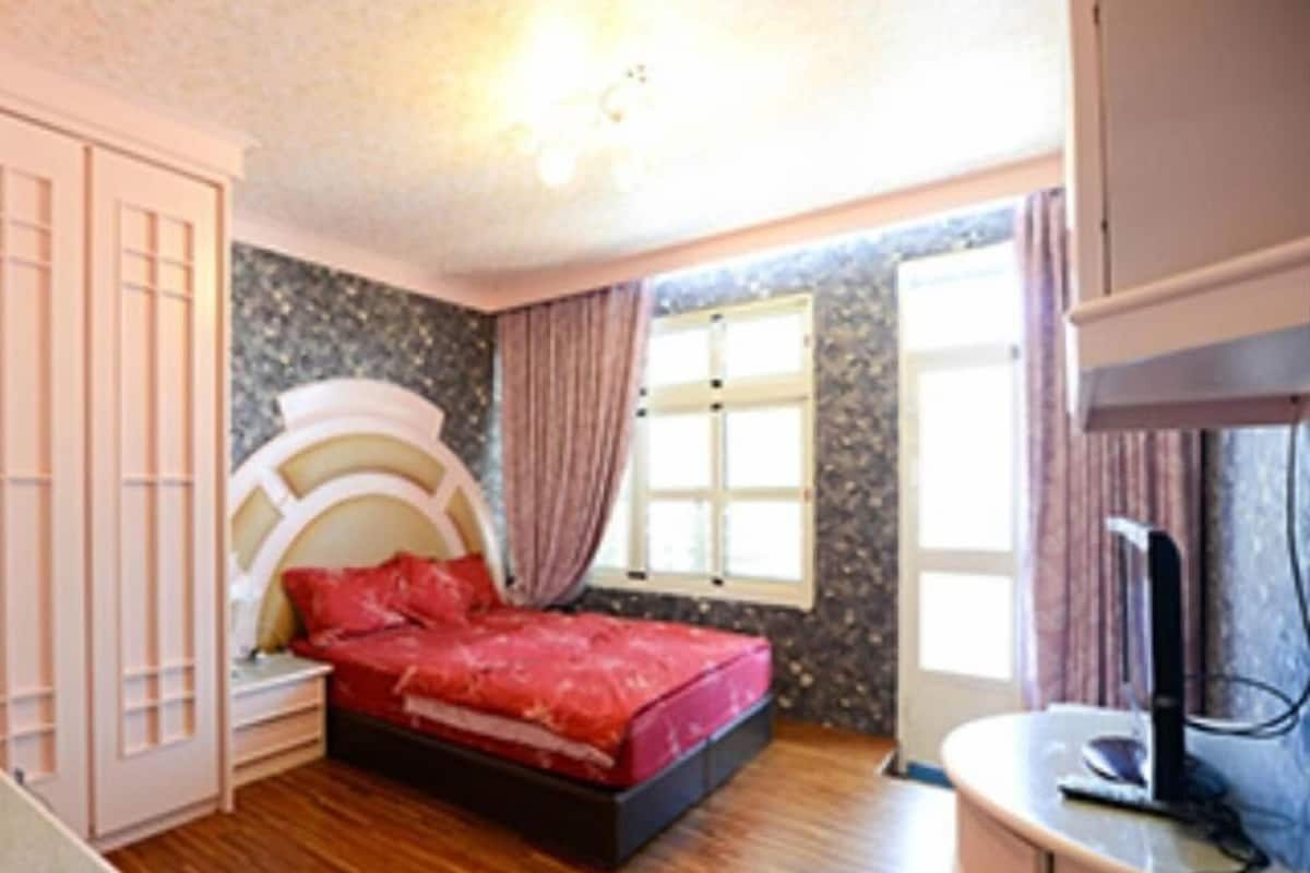 Habitación doble económica | Escritorio, cortinas blackout, wifi gratis y ropa de cama