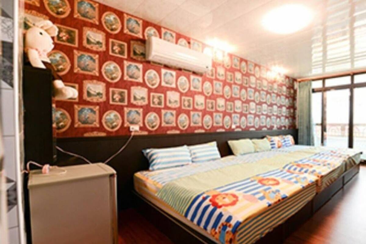 Habitación familiar | Escritorio, cortinas opacas, wifi gratis y ropa de cama