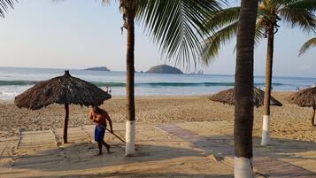 Beach nearby, sun loungers, beach towels