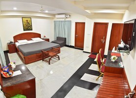 Shower, free toiletries, towels