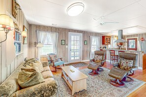 Una televisión, libros, una videoteca