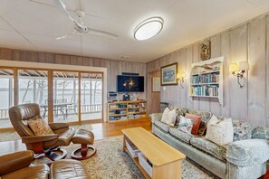 Una televisión, libros, una videoteca