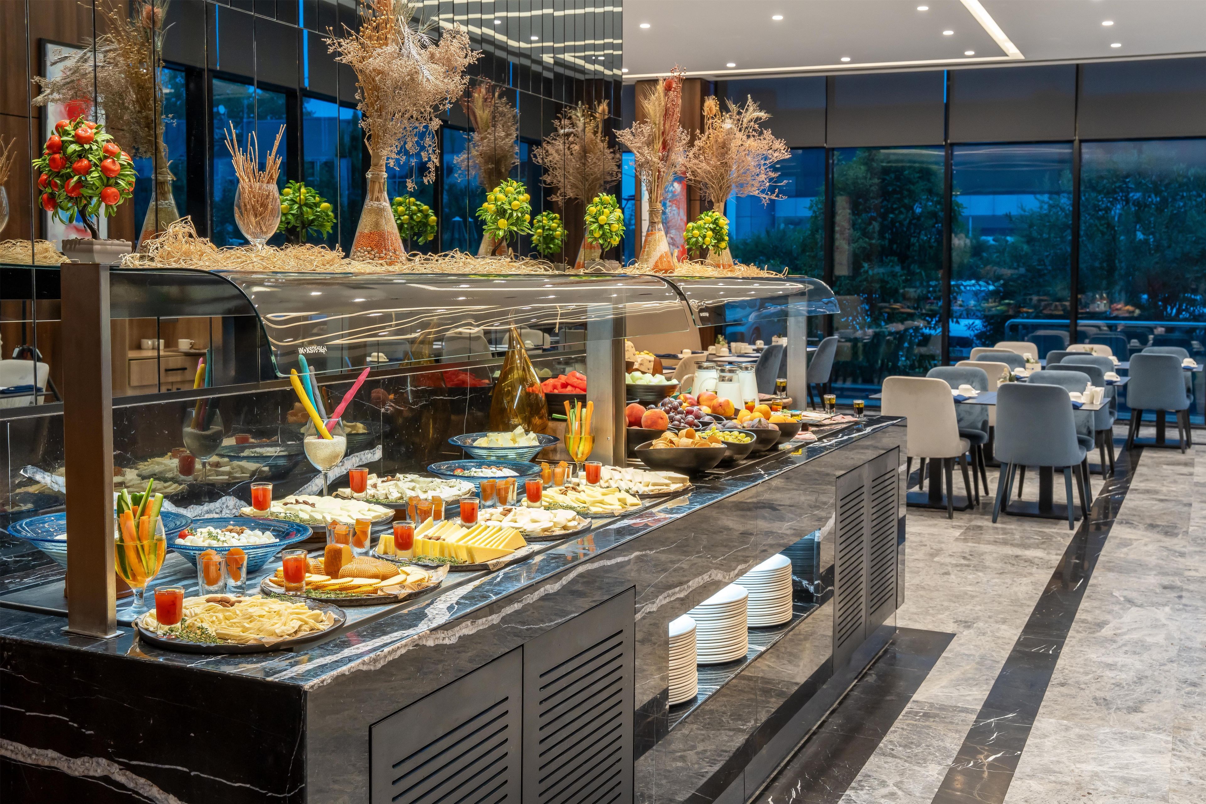 Un espace buffet proposant une variété de plats et un choix de boissons.