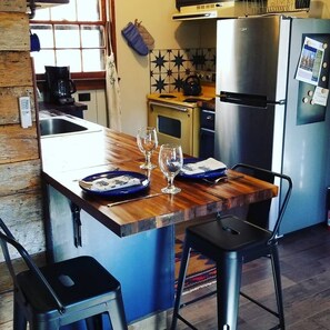 Fridge, microwave, oven, stovetop - High View Hideaway - A Cozy Lost River Cabin Escape (Lost City)