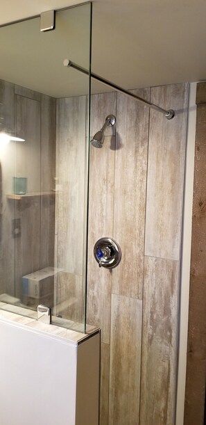 Douche, sèche-cheveux, serviettes fournies, savon
