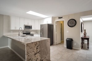 Fridge, microwave, oven, stovetop - Beautiful CLEAN Townhome in Mesa -  w/Heated Pool and RV Parking available!! (Mesa)