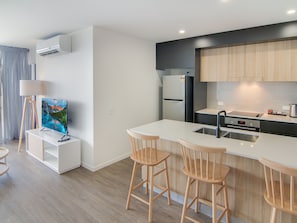 Réfrigérateur, four à micro-ondes, un four, surface de cuisson