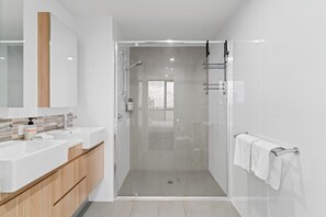 Shower, hair dryer, towels, soap - Direct Collective - Rhythm on Beach (Maroochydore)