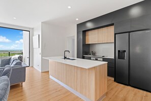 Penthouse, 3 habitaciones | Cocina privada | Refrigerador, microondas, horno y parrilla de estufa 